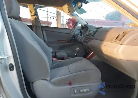 2005 Toyota Camry Xle z USA, uszkodzony, nr VIN 4T1BE32K55U062998